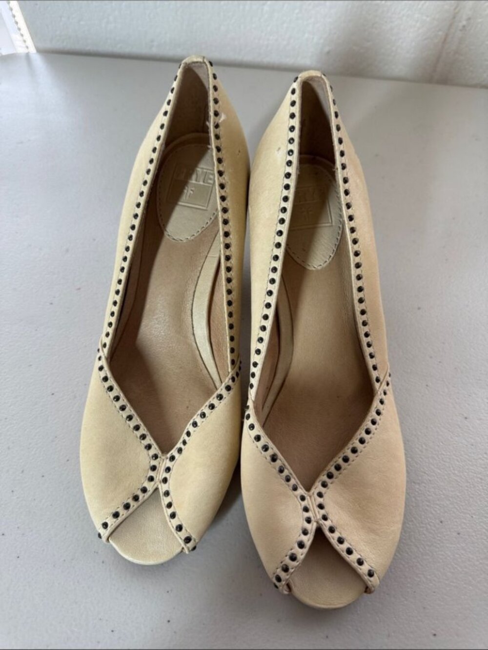 Frye Ivory Studded Peep Toe Low Heel Retro Size 8 Leather Boho Cottagecore - Picture 7 of 14